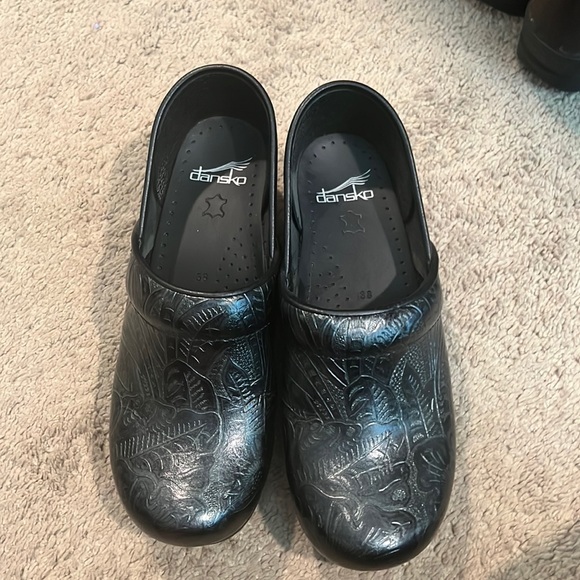 Dansko clogs, like new, black, good tread, size 38 = size 8 women’s. - Picture 1 of 7